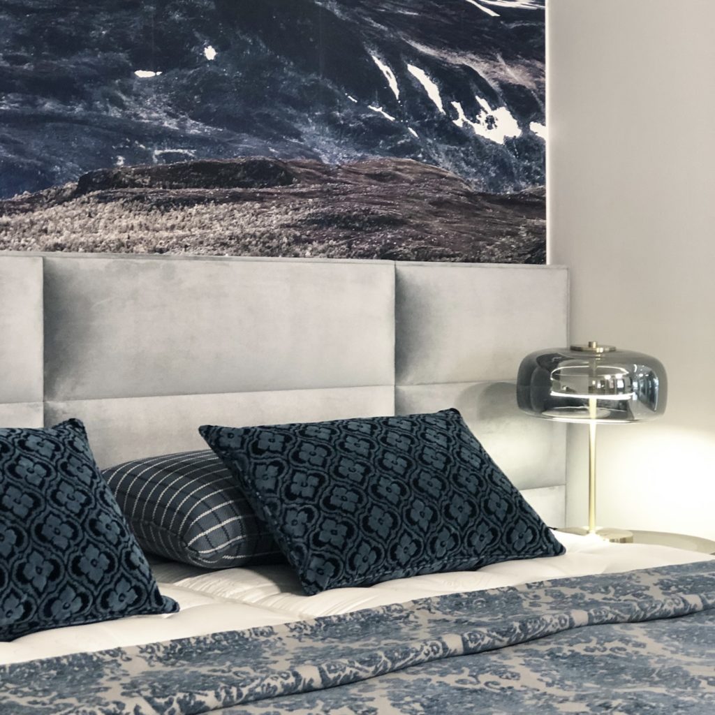 Ein luxuriöses Boxspringbett mit Boxspringmatratze in einem stilvoll eingerichteten Raum.
