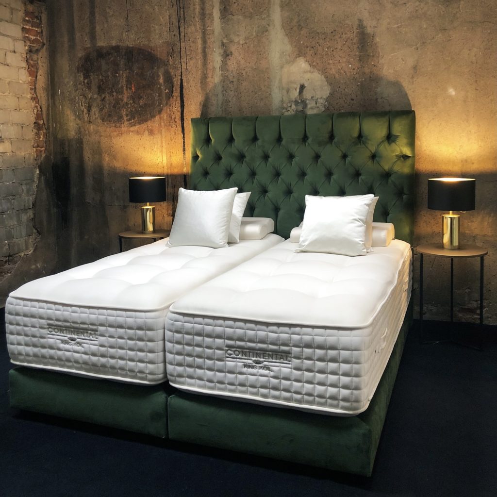 Hochwertiges Boxspringbett in einem stilvoll eingerichteten Raum